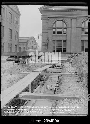 Fortschrittsfoto, Warmwasserheizanlage, Blick Nach Nordosten In Richtung Gebäude 41, Mit Beton. Glasplatten-Negative für den Bau und die Reparatur von Gebäuden, Einrichtungen und Schiffen am New York Navy Yard. Stockfoto