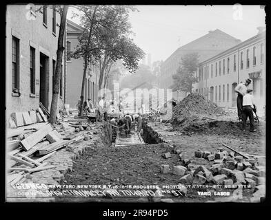 Progress Photo, Warmwasserheizung, Blick auf die Chauncey Avenue in Richtung Second Street. Glasplatten-Negative für den Bau und die Reparatur von Gebäuden, Einrichtungen und Schiffen am New York Navy Yard. Stockfoto