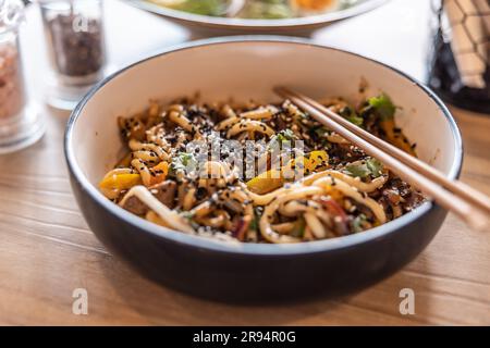Udon-Nudeln mit Rindfleisch werden im asiatischen Restaurant serviert. Stockfoto