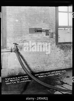 Betrieb von Bowes Schlauchgestell, Schlauch abgenommen, Wasser läuft. Glasplatten-Negative für den Bau und die Reparatur von Gebäuden, Einrichtungen und Schiffen am New York Navy Yard. Stockfoto