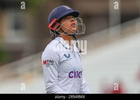 Sophia Dunkley aus England sieht deprimiert aus, als sie während des 2023-Spiels der Metro Bank Women's Ashes am Day 3 England vs Australia auf der Trent Bridge, Nottingham, Großbritannien, 24. Juni 2023 entlassen wird (Foto: Gareth Evans/News Images) Stockfoto