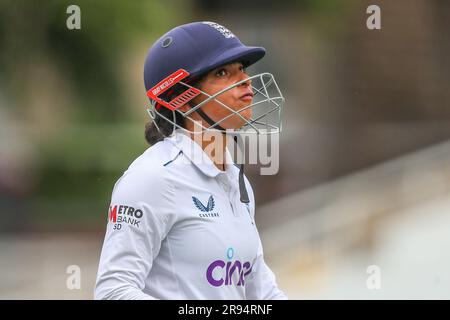 Sophia Dunkley aus England sieht deprimiert aus, als sie während des 2023-Spiels der Metro Bank Women's Ashes am Day 3 England vs Australia auf der Trent Bridge, Nottingham, Großbritannien, 24. Juni 2023 entlassen wird (Foto: Gareth Evans/News Images) Stockfoto
