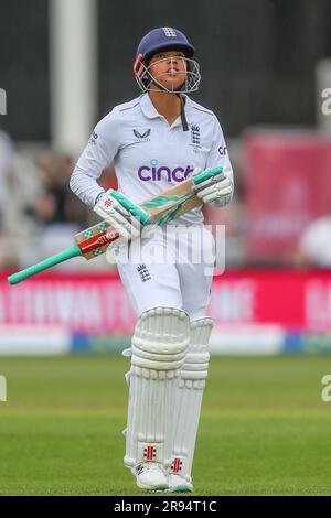 Nottingham, Großbritannien. 24. Juni 2023. Sophia Dunkley aus England sieht deprimiert aus, als sie beim Spiel der Metro Bank Women's Ashes 2023 am 6./24. Juni 2023 in Nottingham, Großbritannien, beim Spiel „England gegen Australien“ am 3./24. Juni 2023 in Nottingham, Großbritannien, entlassen wird. (Foto: Gareth Evans/News Images/Sipa USA) Guthaben: SIPA USA/Alamy Live News Stockfoto
