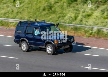 1999 90s Blue Land Rover Discovery TD5 S in den Neunzigerjahren; schnelles Fahren auf der Autobahn M6 im Großraum Manchester, Großbritannien Stockfoto