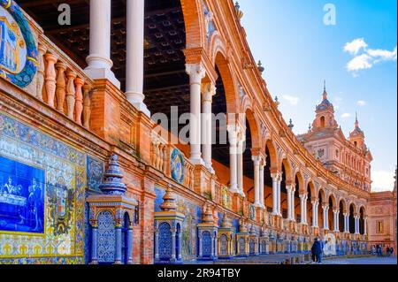 Sevilla, Spanien - 20. Januar 2023: Plaza de España. Niedriger Winkel mit Blick auf die Palastfassade. Die Säulen und Bögen der Veranda befinden sich auf den Buchten, die mit Witz dekoriert sind Stockfoto