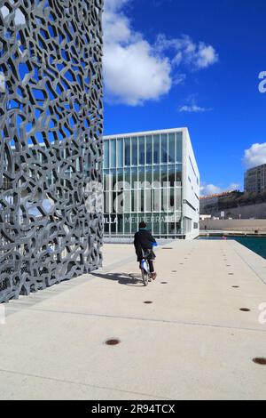 Villa Mediterranee, Architekt Stefano Boeri und MuCEM, Museum der europäischen und mediterranen Zivilisation, Architekt Rudy Ricciotti. Marseille, Bouches-du-Rhone, Frankreich Stockfoto