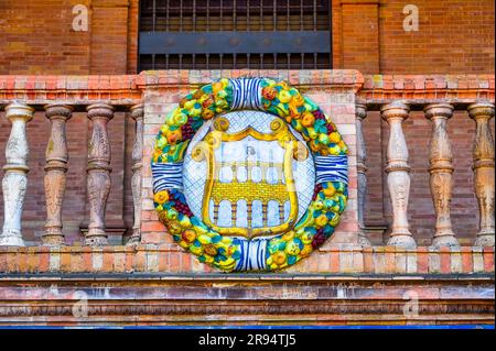 Sevilla, Spanien - 20. Januar 2023: Plaza de España. Wappen von Segovia mit römischem Aquädukt Stockfoto