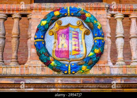 Sevilla, Spanien - 20. Januar 2023: Plaza de España. Wappen von Valladolid Stockfoto