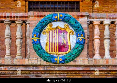 Sevilla, Spanien - 20. Januar 2023: Plaza de España. Das Wappen von Saragossa Stockfoto