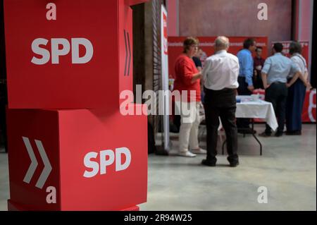 Chemnitz, Deutschland. 24. Juni 2023. Rote Papierwürfel mit dem SPD-Logo auf der Parteikonferenz des sächsischen SPD in Chemnitz. Neben der Wahl des neuen staatlichen Exekutivdirektoriums werden die Themen für die Zukunft, Strategien zur Anwerbung qualifizierter Arbeitskräfte, die Schaffung und Sicherung von Arbeitsplätzen und die Umsetzung der Energiewende erörtert. Kredit: Heiko Rebsch/dpa/Alamy Live News Stockfoto