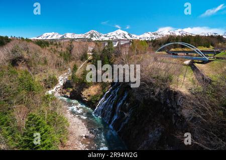 Shirahige Wasserfälle und die Tokachi Bergkette Stockfoto