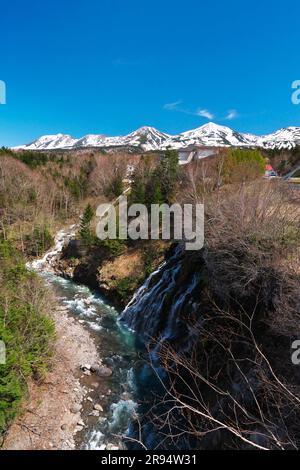 Shirahige Wasserfälle und die Tokachi Bergkette Stockfoto