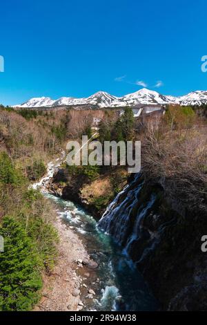 Shirahige Wasserfälle und die Tokachi Bergkette Stockfoto