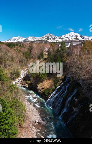 Shirahige Wasserfälle und die Tokachi Bergkette Stockfoto