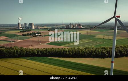 Luftaufnahme von Windturbinen und RWE-Kohlekraftwerken in Neurath Stockfoto