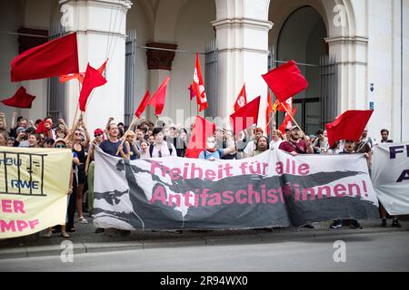 München, Deutschland. 22. Juni 2023. Etwa 130 Menschen nahmen solidarisch an einer Demonstration mit einem Anti-IAA-Aktivisten Teil, der zu 9 Monaten Gefängnis verurteilt wurde. Die ursprüngliche Route wurde verkürzt und die Polizei begleitete die Aktivisten nach Hause. (Foto: Alexander Pohl/Sipa USA) Guthaben: SIPA USA/Alamy Live News Stockfoto