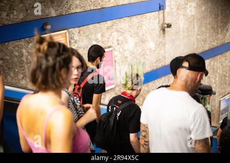 München, Deutschland. 22. Juni 2023. Etwa 130 Menschen nahmen solidarisch an einer Demonstration mit einem Anti-IAA-Aktivisten Teil, der zu 9 Monaten Gefängnis verurteilt wurde. Die ursprüngliche Route wurde verkürzt und die Polizei begleitete die Aktivisten nach Hause. (Foto: Alexander Pohl/Sipa USA) Guthaben: SIPA USA/Alamy Live News Stockfoto