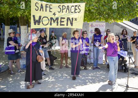 Brüssel, Belgien. 24. Juni 2023. Illustration zeigt eine Aktion von Frauen in den Straßen, die in violett gekleidet sind und gleiche Rechte für Frauen fordern, am Samstag, den 24. Juni 2023. BELGA FOTO NICOLAS MAETERLINCK Kredit: Belga News Agency/Alamy Live News Stockfoto