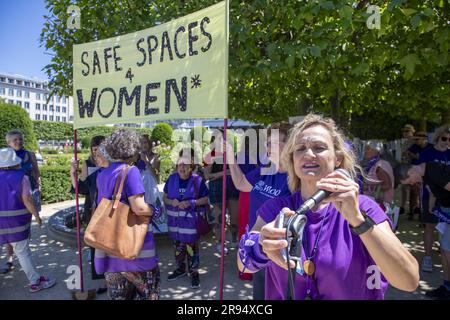 Brüssel, Belgien. 24. Juni 2023. Illustration zeigt eine Aktion von Frauen in den Straßen, die in violett gekleidet sind und gleiche Rechte für Frauen fordern, am Samstag, den 24. Juni 2023. BELGA FOTO NICOLAS MAETERLINCK Kredit: Belga News Agency/Alamy Live News Stockfoto