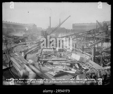 Dry Dock Nr. 4, umgekippter Brown Hoist Locomotive Crane, Blick aus Nordosten, Holbrook, Cabot und Rollins, Contractor. Glasplatten-Negative für den Bau und die Reparatur von Gebäuden, Einrichtungen und Schiffen am New York Navy Yard. Stockfoto