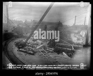 Trockendock Nr. 4, umgekippt Brown Hoist Locomotive Crane, aus North, Holbrook, Cabot und Rollins, Auftragnehmer. Glasplatten-Negative für den Bau und die Reparatur von Gebäuden, Einrichtungen und Schiffen am New York Navy Yard. Stockfoto