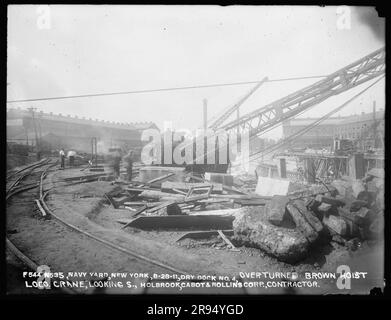 Dry Dock Nr. 4, umgekippt Brown Hoist Locomotive Crane, Looking South, Holbrook, Cabot and Rollins, Auftragnehmer. Glasplatten-Negative für den Bau und die Reparatur von Gebäuden, Einrichtungen und Schiffen am New York Navy Yard. Stockfoto