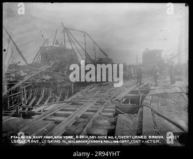 Dry Dock Nr. 4, umgekippt Brown Hoist Locomotive Crane, Looking North, Holbrook, Cabot and Rollins, Auftragnehmer. Glasplatten-Negative für den Bau und die Reparatur von Gebäuden, Einrichtungen und Schiffen am New York Navy Yard. Stockfoto