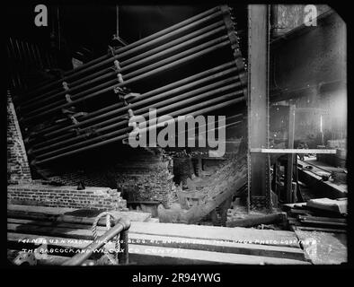 Monthly Progress Photo, Gebäude 41, Kesselinstallation, Looking East, The Babcock and Wilcox Company, Fremdfirmen. Glasplatten-Negative für den Bau und die Reparatur von Gebäuden, Einrichtungen und Schiffen am New York Navy Yard. Stockfoto