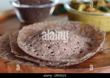 Poongar Reis Appam. Hopper aus Pogareis. Eine Version eines beliebten Kerala-Gerichts namens Appam, serviert mit Kerala-Hühnchen-Curry, hergestellt mit H. Stockfoto