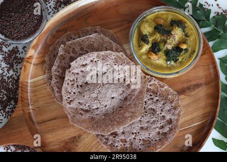 Poongar Reis Appam. Hopper aus Pogareis. Eine Version eines beliebten Kerala-Gerichts namens Appam, serviert mit Kerala-Hühnchen-Curry, hergestellt mit H. Stockfoto