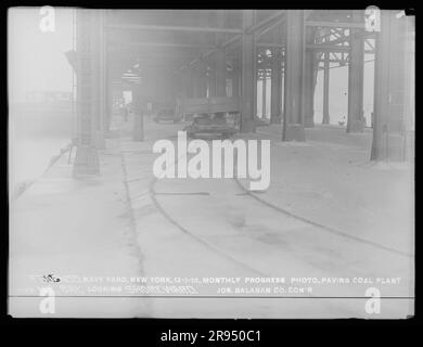 Monthly Progress Photo, Paving Coal Plant Pier, Northeast Bay, Ufer Blickend, Joseph Balaban Company, Auftragnehmer. Glasplatten-Negative für den Bau und die Reparatur von Gebäuden, Einrichtungen und Schiffen am New York Navy Yard. Stockfoto