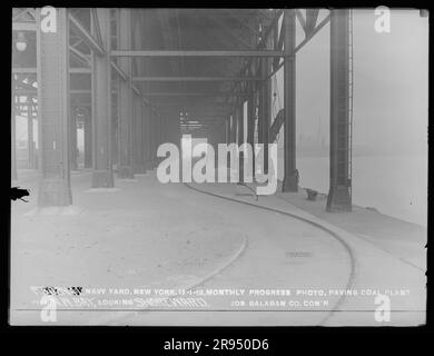 Monthly Progress Photo, Paving Coal Plant Pier, Northwest Bay, Looking Shore, Joseph Balaban Company, Contractor. Glasplatten-Negative für den Bau und die Reparatur von Gebäuden, Einrichtungen und Schiffen am New York Navy Yard. Stockfoto