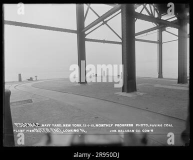 Monthly Progress Photo, Paving Coal Plant Pier, Outer Field, Looking North, Joseph Balaban Company, Auftragnehmer. Glasplatten-Negative für den Bau und die Reparatur von Gebäuden, Einrichtungen und Schiffen am New York Navy Yard. Stockfoto