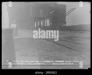 Monthly Progress Photo, Paving Coal Plant Pier, Shore End, Looking North, Joseph Balaban Company, Auftragnehmer. Glasplatten-Negative für den Bau und die Reparatur von Gebäuden, Einrichtungen und Schiffen am New York Navy Yard. Stockfoto