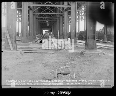 Monthly Progress Photo, Paving Coal Plant Pier, Center Bay, Looking Shore, Joseph Balaban Company, Auftragnehmer. Glasplatten-Negative für den Bau und die Reparatur von Gebäuden, Einrichtungen und Schiffen am New York Navy Yard. Stockfoto