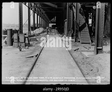 Monthly Progress Photo, Paving Coal Plant Pier, Southwest Bay, Outward, Joseph Balaban Company, Auftragnehmer. Glasplatten-Negative für den Bau und die Reparatur von Gebäuden, Einrichtungen und Schiffen am New York Navy Yard. Stockfoto