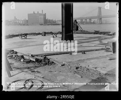 Monthly Progress Photo, Paving Coal Plant Pier, Loooking North, Joesph Balaban Company, Auftragnehmer. Glasplatten-Negative für den Bau und die Reparatur von Gebäuden, Einrichtungen und Schiffen am New York Navy Yard. Stockfoto