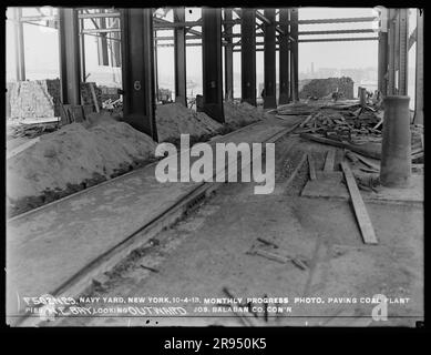 Monthly Progress Photo, Paving Coal Plant Pier, Northeast Bay, Looking Outward, Joseph Balaban Company, Auftragnehmer. Glasplatten-Negative für den Bau und die Reparatur von Gebäuden, Einrichtungen und Schiffen am New York Navy Yard. Stockfoto