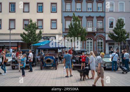 Kaiserslautern, Deutschland. 24. Juni 2023. Neugierige Menschen vor Oldtimer, die am Schillerplatz in einer Reihe stehen. Die 15. Kaiserslautern Classics kombiniert eine Oldtimer-Ausstellung mit der ehemaligen ADAC Trifels Historic Rallye (jetzt unter dem neuen Namen „ADAC Trifels Oldtimerwanderung“) und einem Vespa-Meeting. Die Veranstaltung beginnt am Samstag um 8:30 UHR und wird den ganzen Tag über an verschiedenen öffentlichen Orten in der Innenstadt fortgesetzt, begleitet von Livebands. Kredit: Gustav Zygmund/Alamy News Stockfoto