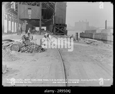 Monthly Progress Photo, Paving Coal Plant Pier, Looking Northwest, Joseph Balaban Company, Contractor. Glasplatten-Negative für den Bau und die Reparatur von Gebäuden, Einrichtungen und Schiffen am New York Navy Yard. Stockfoto