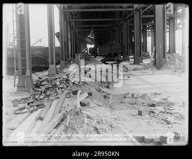 Monthly Progress Photo, Paving Coal Plant Pier, Looking Southeast, Joseph Balaban Company, Contractor. Glasplatten-Negative für den Bau und die Reparatur von Gebäuden, Einrichtungen und Schiffen am New York Navy Yard. Stockfoto