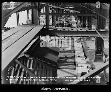 Monthly Progress Photo, Paving Coal Plant Pier, Looking Northwest Along Center, Joseph Balaban Company, Contractor. Glasplatten-Negative für den Bau und die Reparatur von Gebäuden, Einrichtungen und Schiffen am New York Navy Yard. Stockfoto