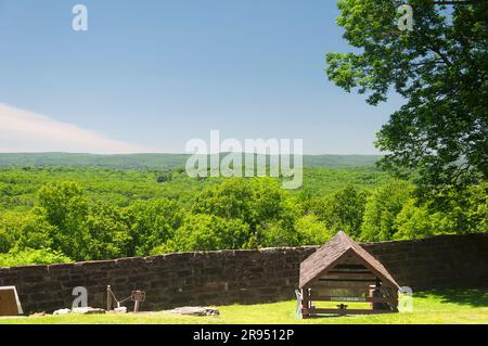 Das alte newgate Gefängnis und die Kupfermine an einem sonnigen blauen Himmel in East Granby Connecticut Stockfoto