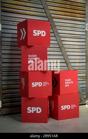 Chemnitz, Deutschland. 24. Juni 2023. Rote Papierwürfel mit dem SPD-Logo auf der Parteikonferenz des sächsischen SPD in Chemnitz. Neben der Wahl des neuen staatlichen Exekutivdirektoriums werden die Themen für die Zukunft, Strategien zur Anwerbung qualifizierter Arbeitskräfte, die Schaffung und Sicherung von Arbeitsplätzen und die Umsetzung der Energiewende erörtert. Kredit: Heiko Rebsch/dpa/Alamy Live News Stockfoto