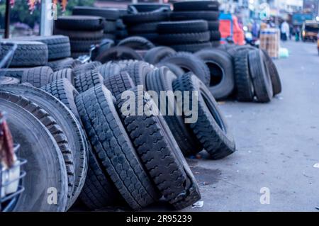 Gebrauchte Reifen stapelten sich auf und wurden am Straßenrand abgeladen. Entsorgung der Reifen. Stockfoto