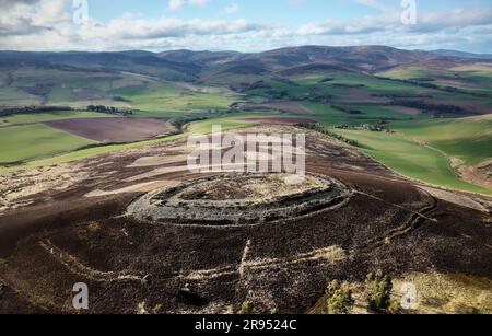 Weißer Caterthun. Verglaste, trockene Steinmauer, prähistorisches Hügelfort, möglicherweise Pictish, auf einer früheren Bronze- oder Eisenzeit-Besetzungsstätte. Aus der Vogelperspektive NW Stockfoto