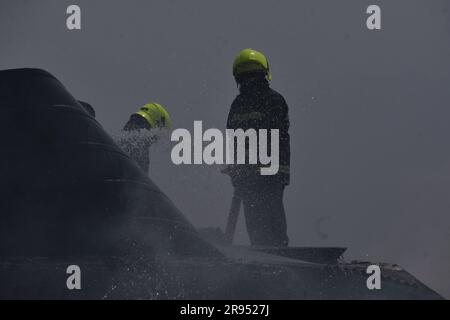 Srinagar, Indien. 24. Juni 2023. Am 24. Juni 2023 arbeiten Feuerwehrleute zusammen mit den Einheimischen daran, ein Feuer in einem Einkaufszentrum in Srinagar zu löschen. (Foto von Mubashir Hassan/Pacific Press) Kredit: Pacific Press Media Production Corp./Alamy Live News Stockfoto