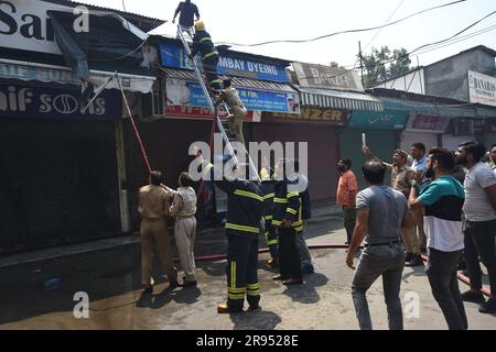 Srinagar, Indien. 24. Juni 2023. Am 24. Juni 2023 arbeiten Feuerwehrleute zusammen mit den Einheimischen daran, ein Feuer in einem Einkaufszentrum in Srinagar zu löschen. (Foto von Mubashir Hassan/Pacific Press) Kredit: Pacific Press Media Production Corp./Alamy Live News Stockfoto