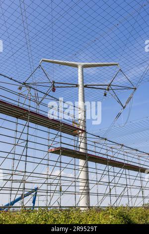 Im Gerüstturm wurde ein Sicherheitsnetz über einer Straße aufgehängt Stockfoto