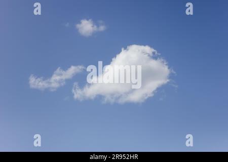 Eine Wolke über dem blauen Himmel. Wolken schweben im klaren blauen Himmel. Stockfoto